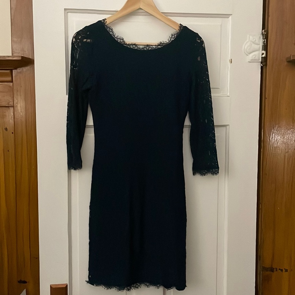 Stunning green Babaton lace dress. Size 6.